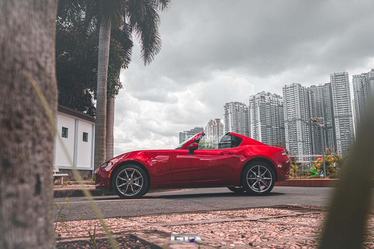 Chiếc Mazda MX-5 RF 2022 “độc nhất vô nhị” tại Việt Nam ở Sài Gòn - Hình 3 Chiec Mazda MX-5 RF 2022 “doc nhat vo nhi” tai Viet Nam o Sai Gon-Hinh-3