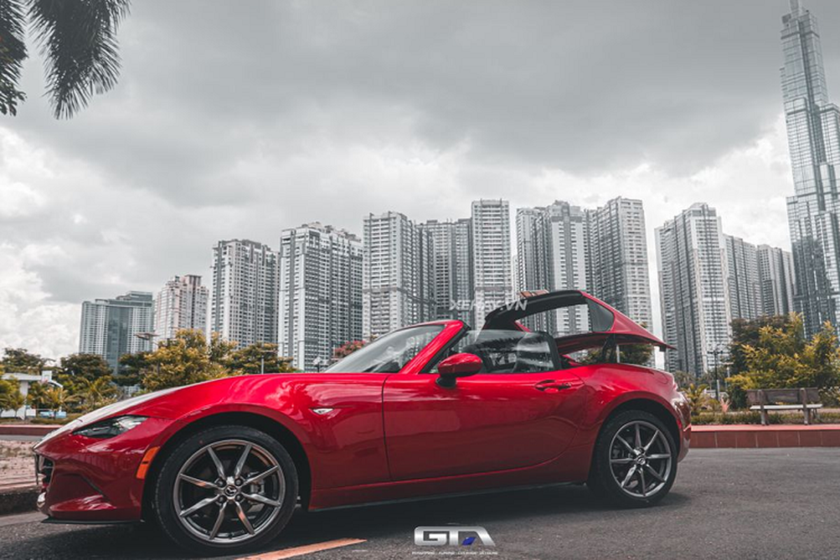 Chiếc Mazda MX-5 RF 2022 “độc nhất vô nhị” tại Việt Nam ở Sài Gòn - Hình 4 Chiec Mazda MX-5 RF 2022 “doc nhat vo nhi” tai Viet Nam o Sai Gon-Hinh-4