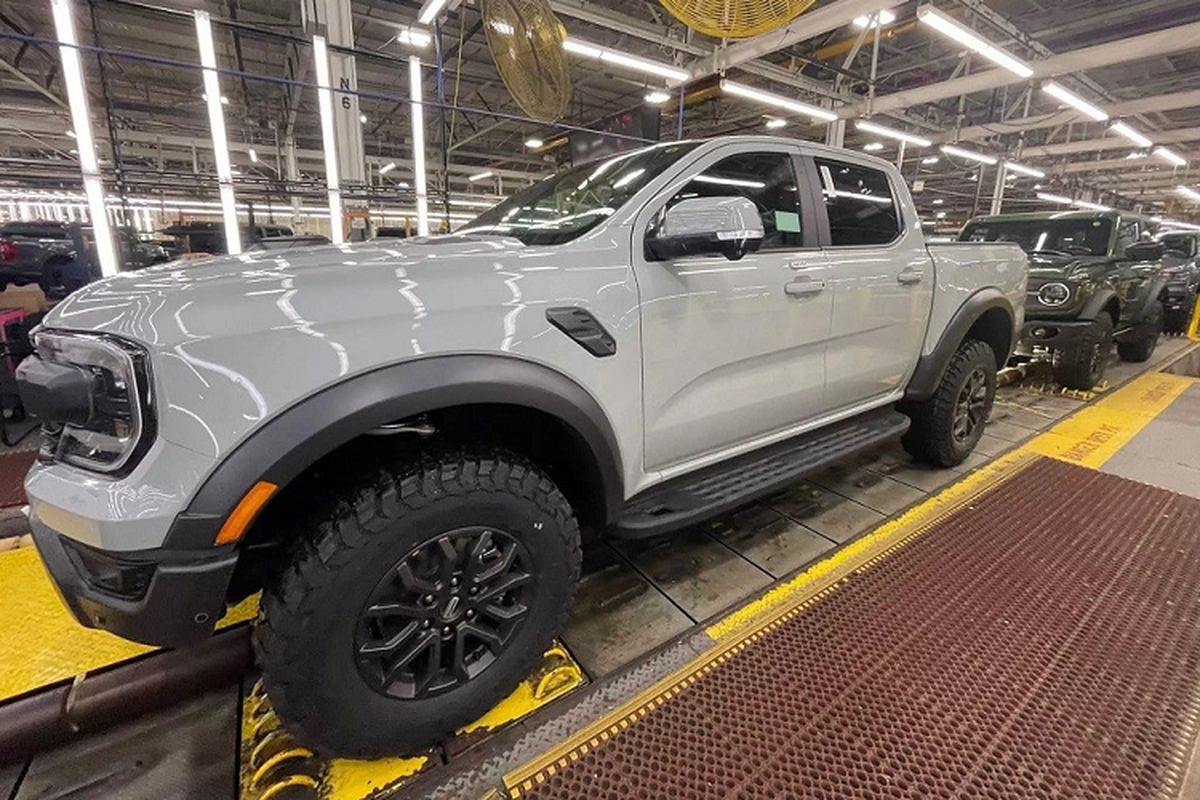 Cận cảnh Ford Ranger Raptor 2024 màu độc Cactus Grey tại nhà máy