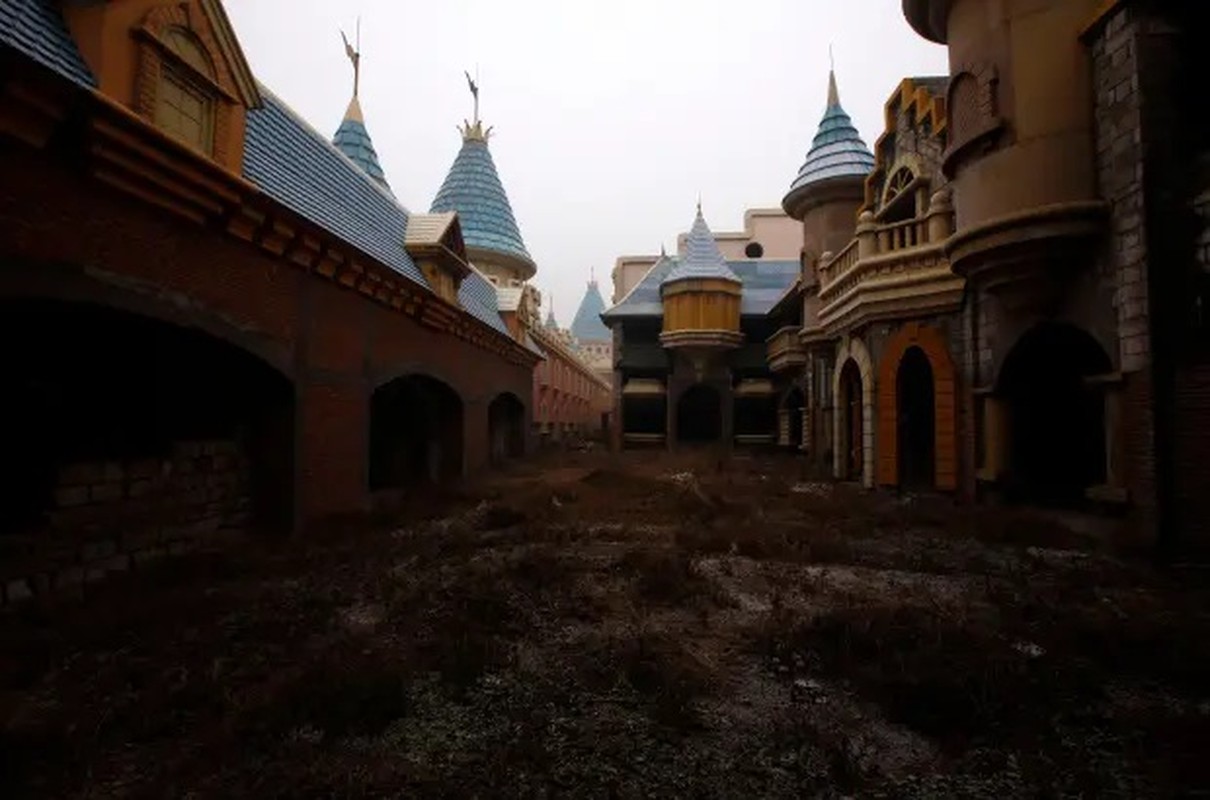 Dieu ky la ben trong “Disneyland bo hoang” o Trung Quoc