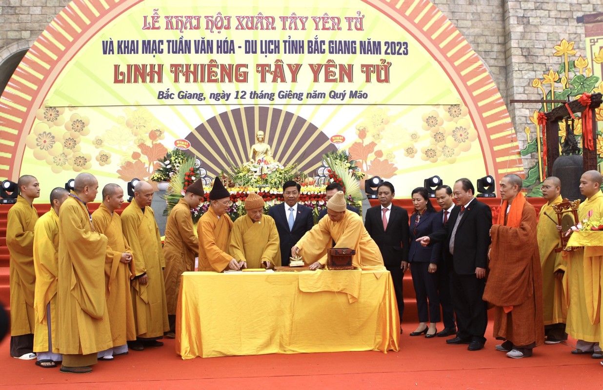 Tay Yen Tu donated 50,000 visitors in the first day of the festival-Hinh-4