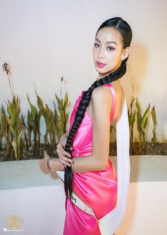 Bao Ngoc bi “dim” the tham qua ong kinh BTC Miss Intercontinental