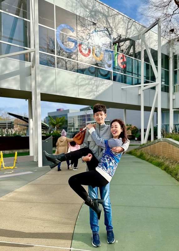 Jennifer Phạm được con trai đầu lòng bế bổng khi du xuân - Hình 2 Jennifer Pham duoc con trai dau long be bong khi du xuan-Hinh-2