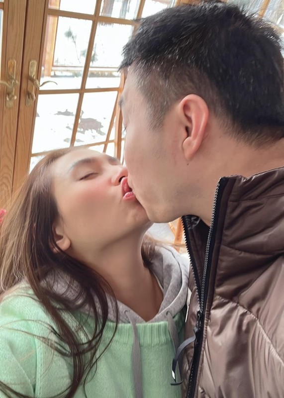 Võ Hoàng Yến khóa môi bạn trai ở trời Tây Vo Hoang Yen khoa moi ban trai o troi Tay