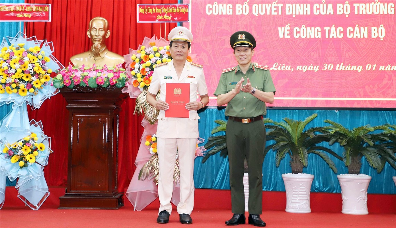 Portraits of two new police officers of Bac Lieu province, Yen Bai ...