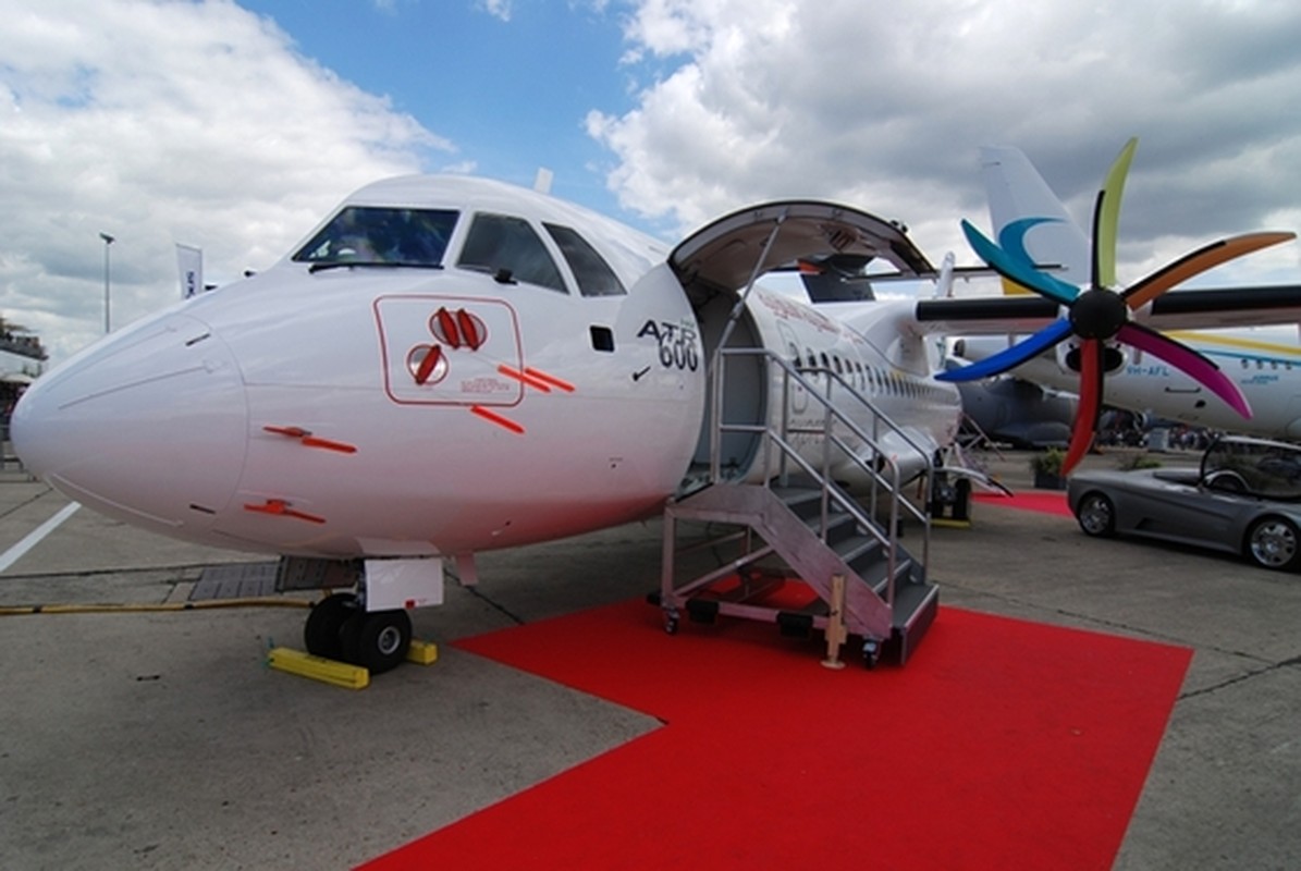 Ben trong may bay ATR 72-600 vua roi o Dai Loan-Hinh-10