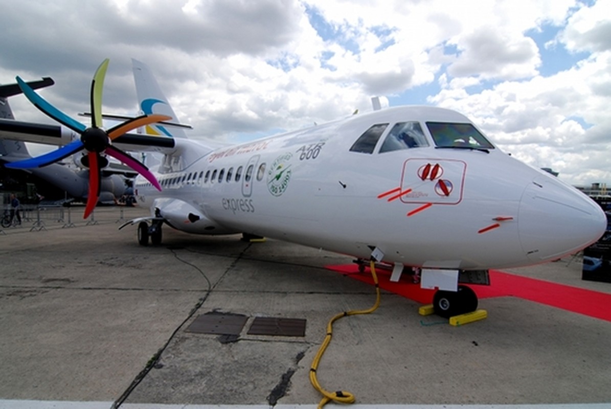 Ben trong may bay ATR 72-600 vua roi o Dai Loan-Hinh-11