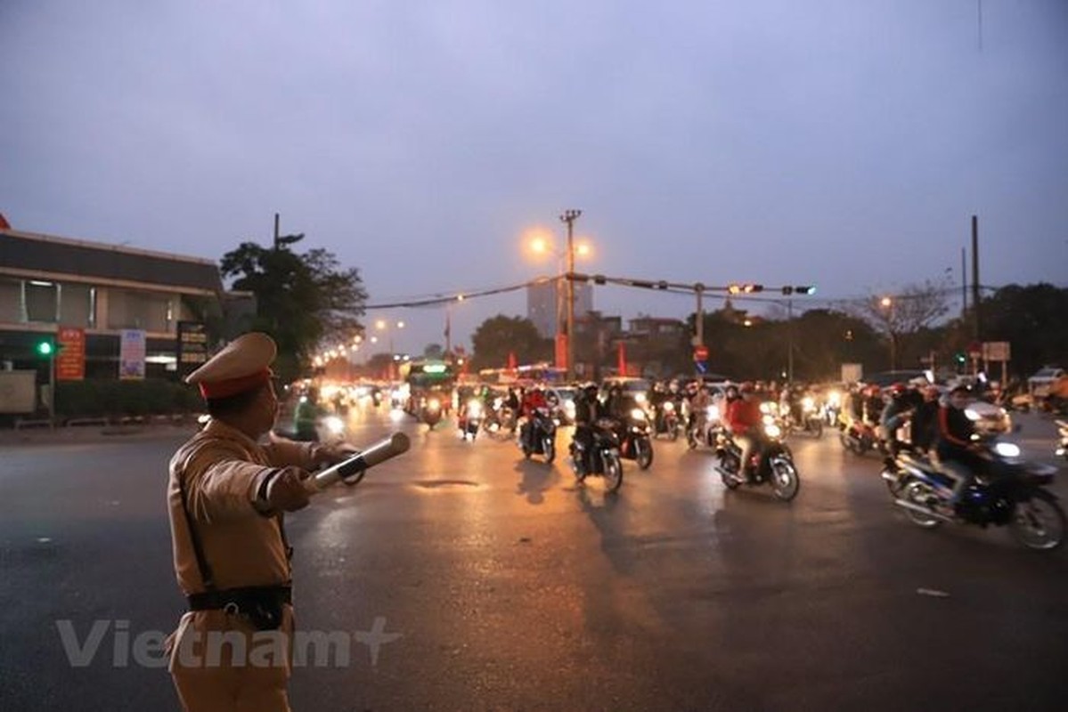 Watch out for traffic at every corner of the city in Autumn due to the 28th Tet-Hinh-14