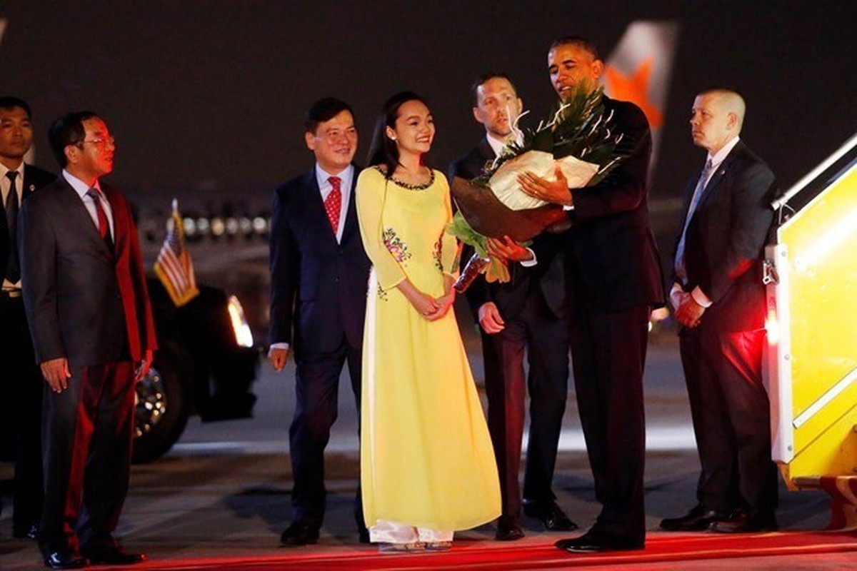 Tai sac co gai Sai thanh tang hoa sen cho Tong thong Obama-Hinh-6