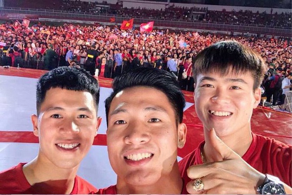 Bo 3 trung ve U23 Viet Nam gay me dan mang bang anh selfie cuc chat-Hinh-2