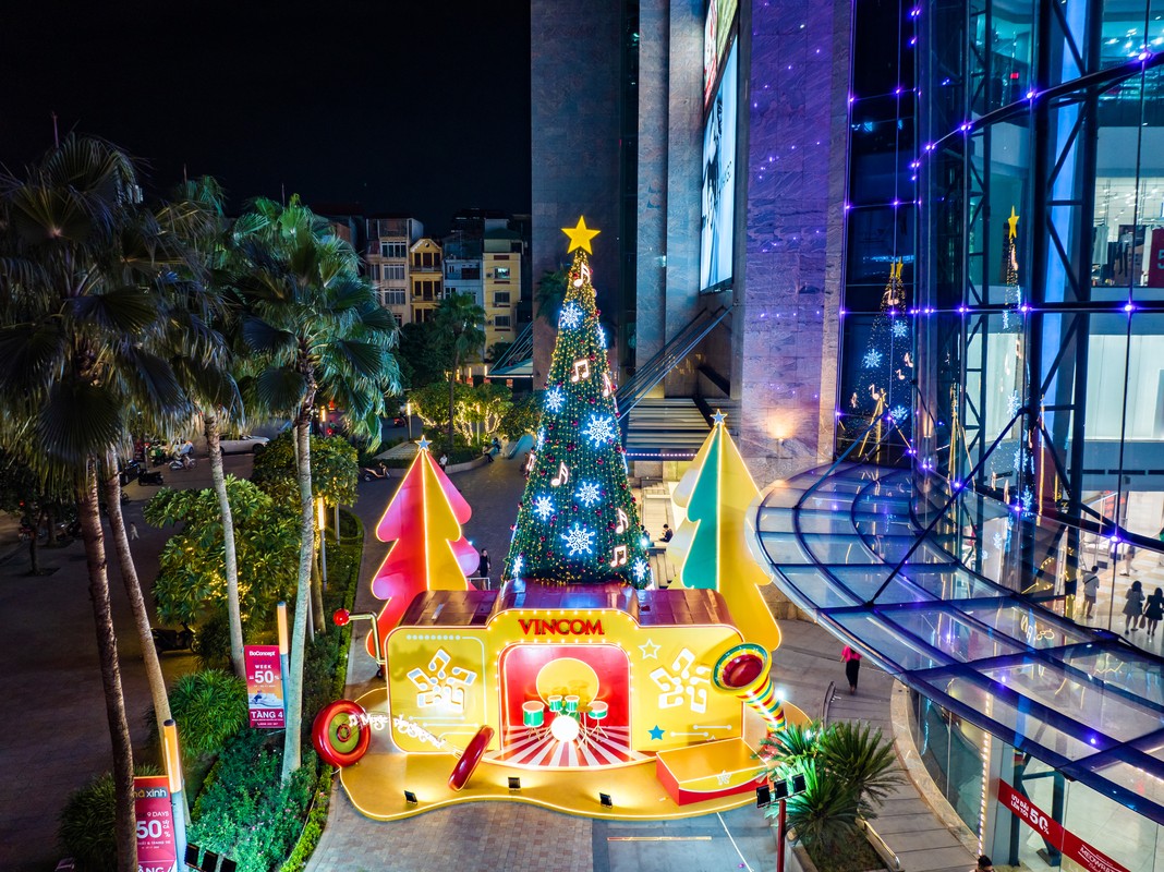 Loạt cây thông khủng lồ check in quên lối về ở các TTTM - Hình 10 Loat cay thong khung lo check in quen loi ve o cac TTTM-Hinh-10