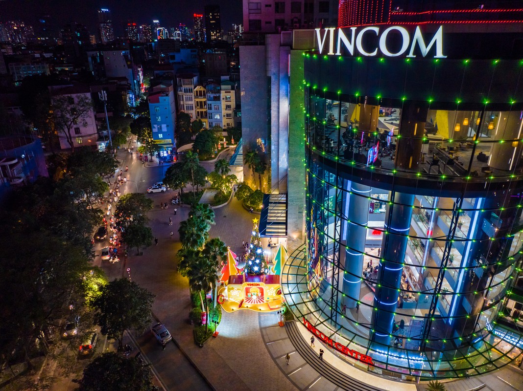 Loạt cây thông khủng lồ check in quên lối về ở các TTTM - Hình 9 Loat cay thong khung lo check in quen loi ve o cac TTTM-Hinh-9