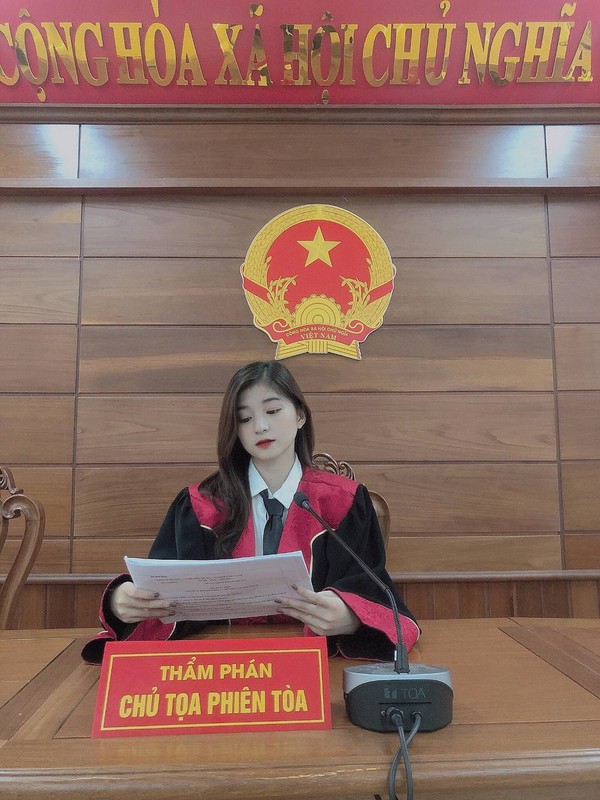 Nữ thẩm phán sinh đẹp tuổi Mão gây bão mạng Nu tham phan sinh dep tuoi Mao gay bao mang