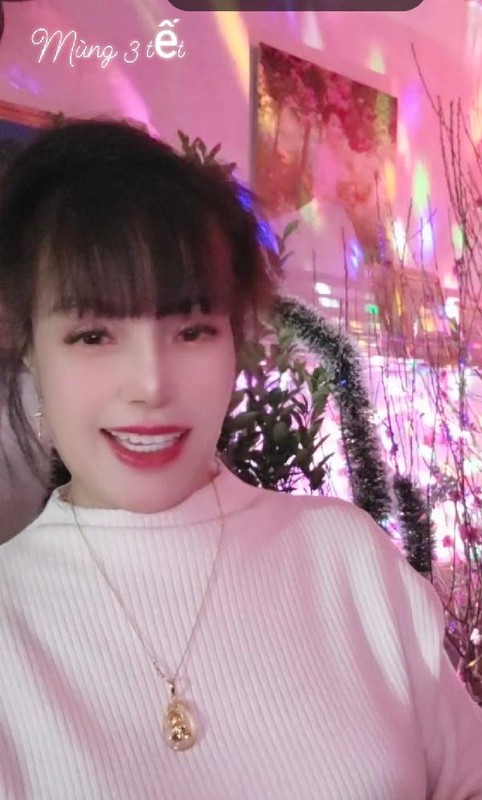 Chụp ảnh đêm giao thừa, cô dâu 62 tuổi trẻ trung bất thường - Ảnh 4 Khoe không tết, bà 62 tuổi rồi mà vẫn như đêm khuya-Hinh-4