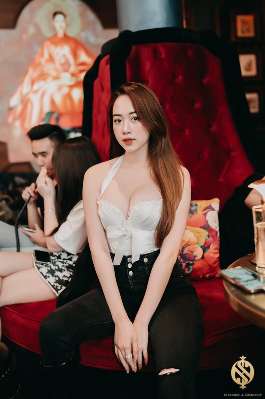 Hot girl Nong cung Euro “dot mat” netizen bang body sieu nong bong-Hinh-3