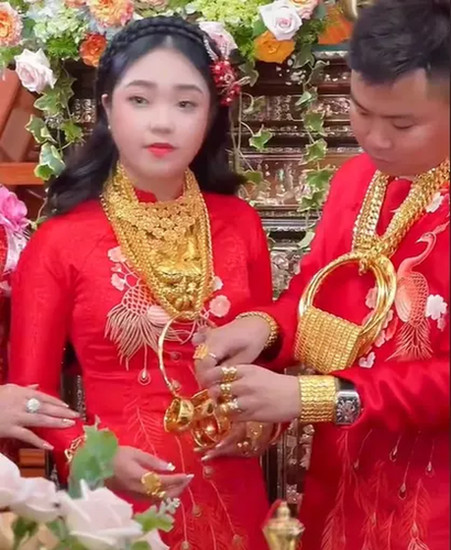 Gia the “khung” cap doi gong minh deo vang ngay dam cuoi-Hinh-2