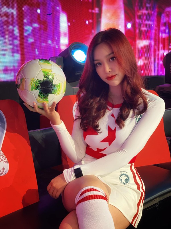 Hot girl Nong cung World Cup dai dien A Rap Xe Ut la ai?-Hinh-2