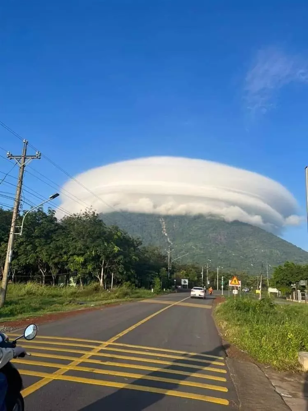Bat ngo su that dam may nhu UFO bao quanh dinh nui Ba Den-Hinh-3