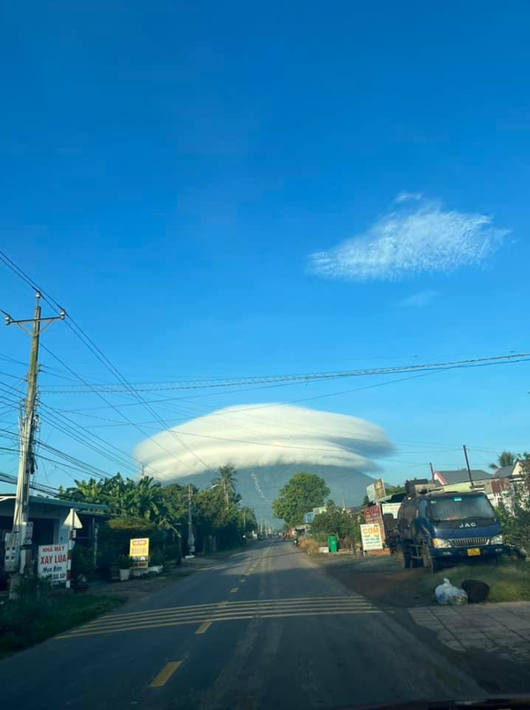 Bat ngo su that dam may nhu UFO bao quanh dinh nui Ba Den-Hinh-5