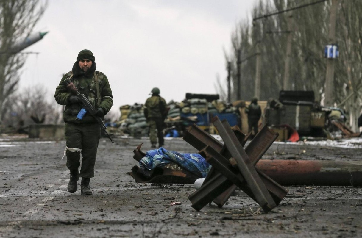 Lan dau tien trong lich su, bom dan NATO na vao Donbass-Hinh-12