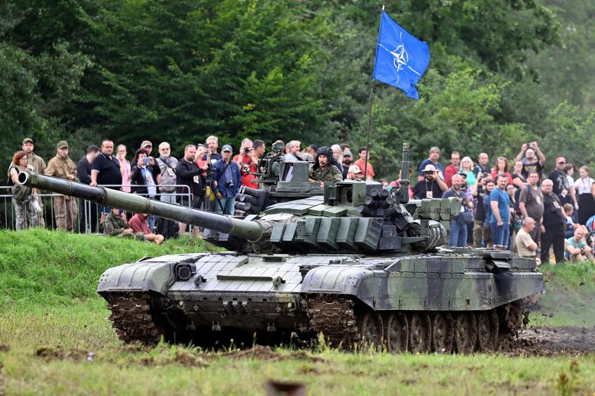 Nguoi dan Sec gop tien mua xe tang T-72 cho Ukraine-Hinh-5