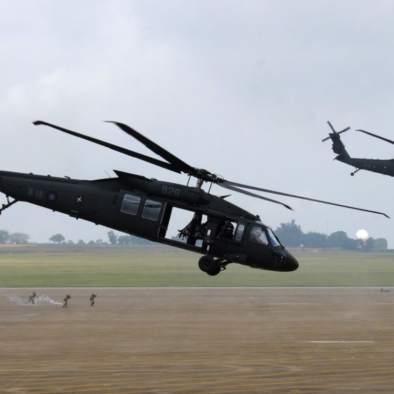 Truc thang UH-60M gap nan, chi huy luc luong vu trang Dai Loan mat tich-Hinh-4