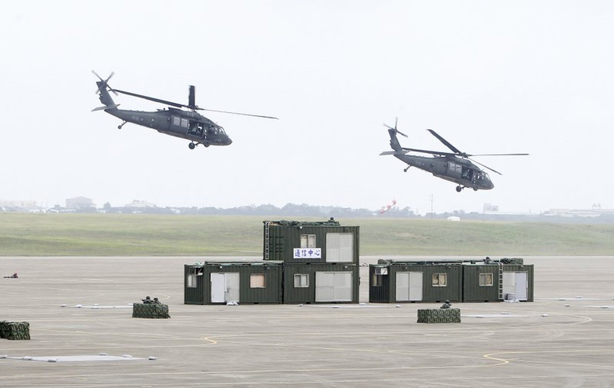 Truc thang UH-60M gap nan, chi huy luc luong vu trang Dai Loan mat tich-Hinh-9