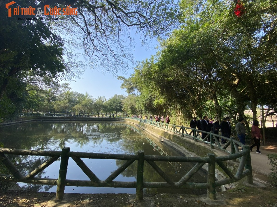 Tourists flock to visit the Bac street at the Kim Lien-Hinh-10 relic site