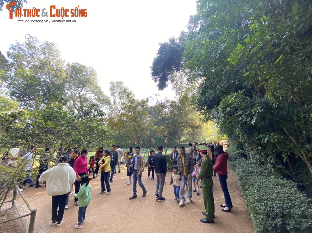 Tourists crowded to visit Bac street at Kim Lien-Hinh-11