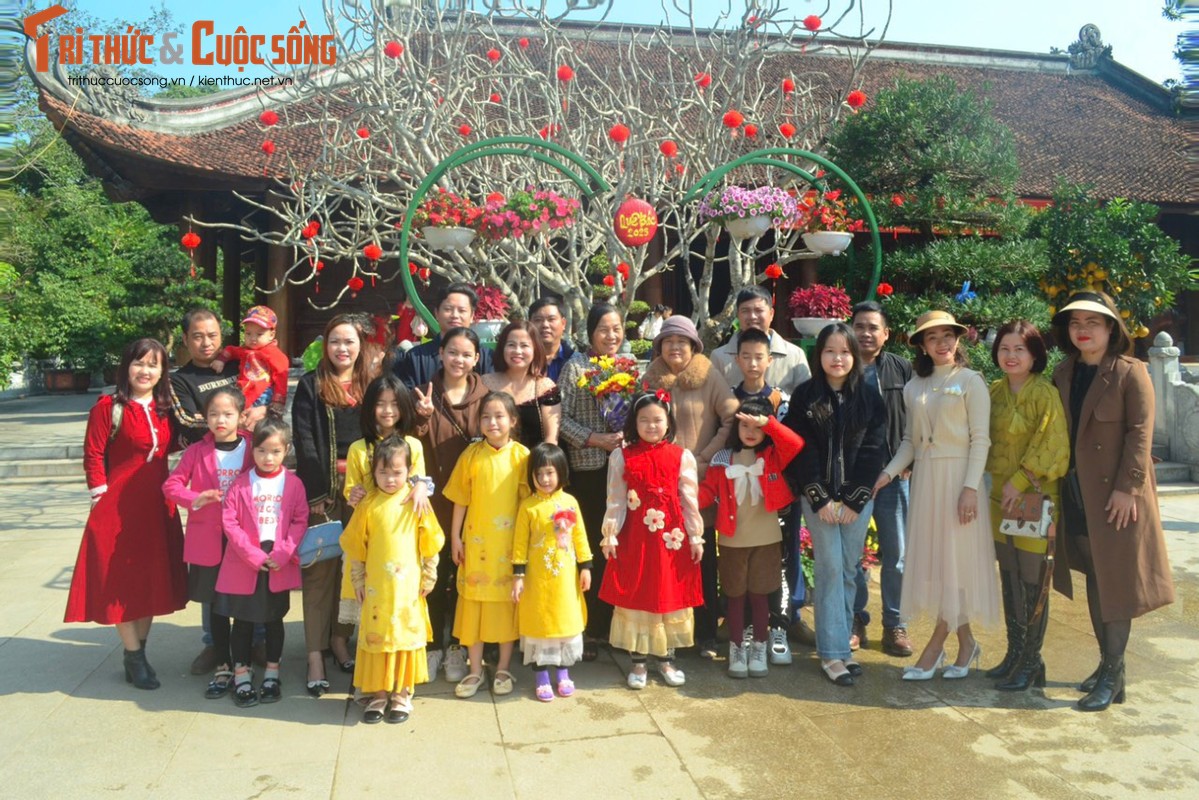 Tourists flocked to visit the Bac street at the Kim Lien-Hinh-12 relic site