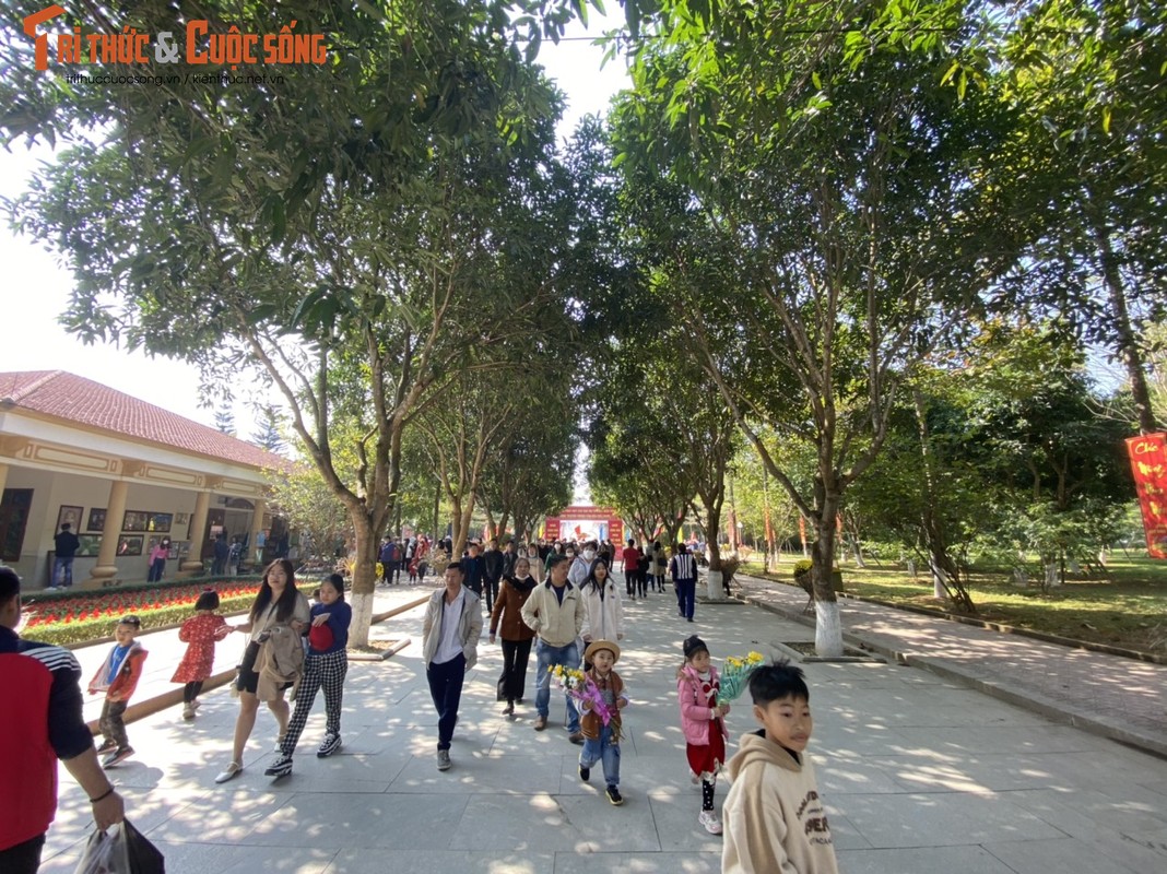 Tourists flock to visit the Bac street at the Kim Lien-Hinh 15 . relic site