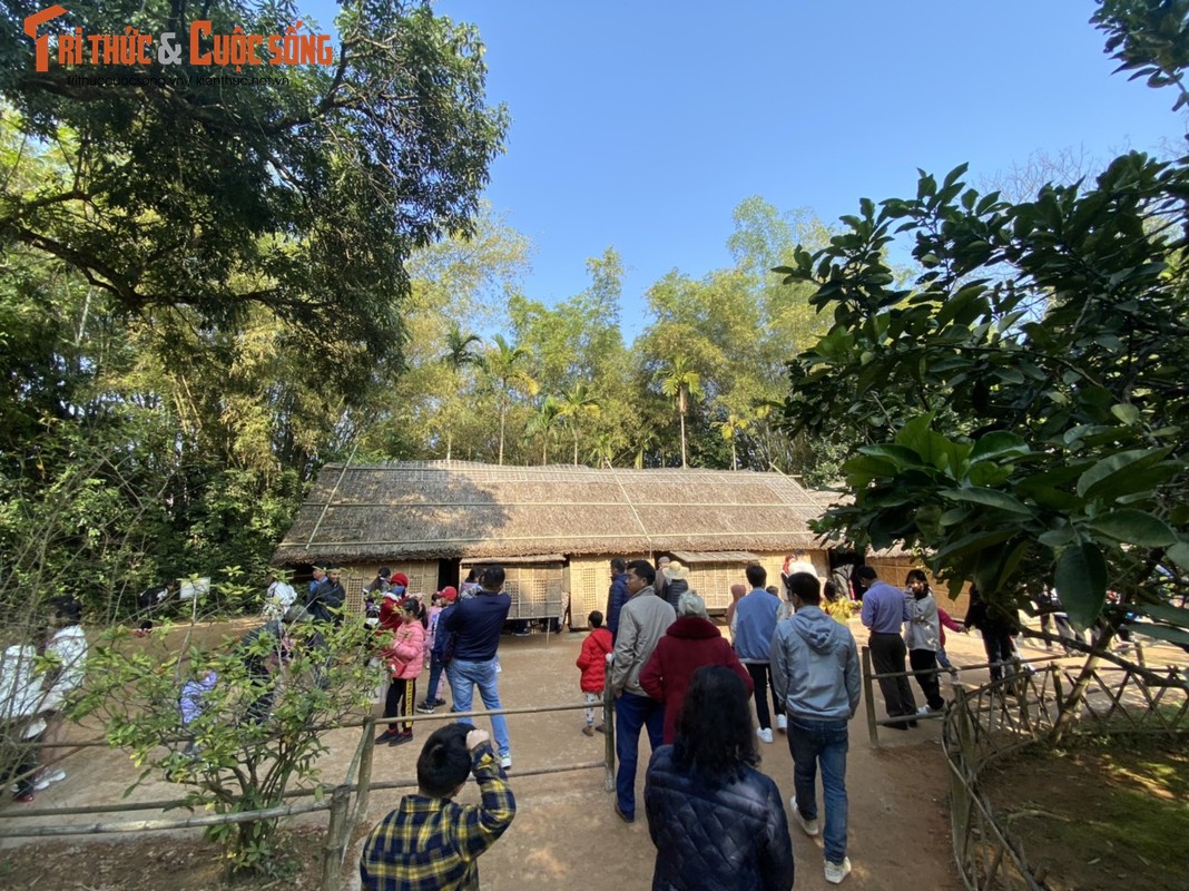 Tourists flocked to visit the Bac street at the Kim Lien-Hinh-2 relic site