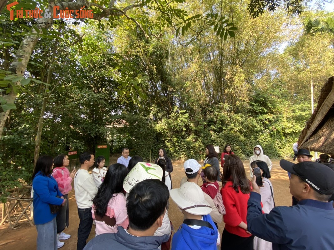 Tourists flocked to visit the Bac street at the Kim Lien-Hinh-4 relic site