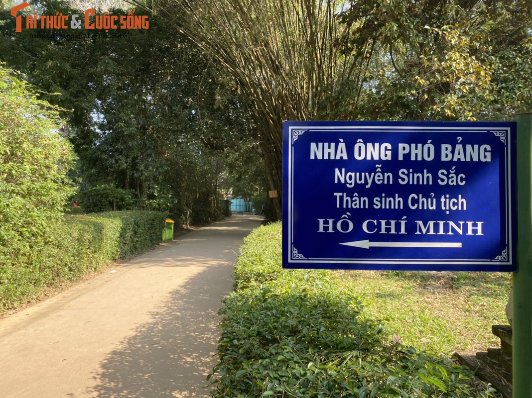 Tourists flocked to visit the Bac street at the Kim Lien-Hinh-5 relic site