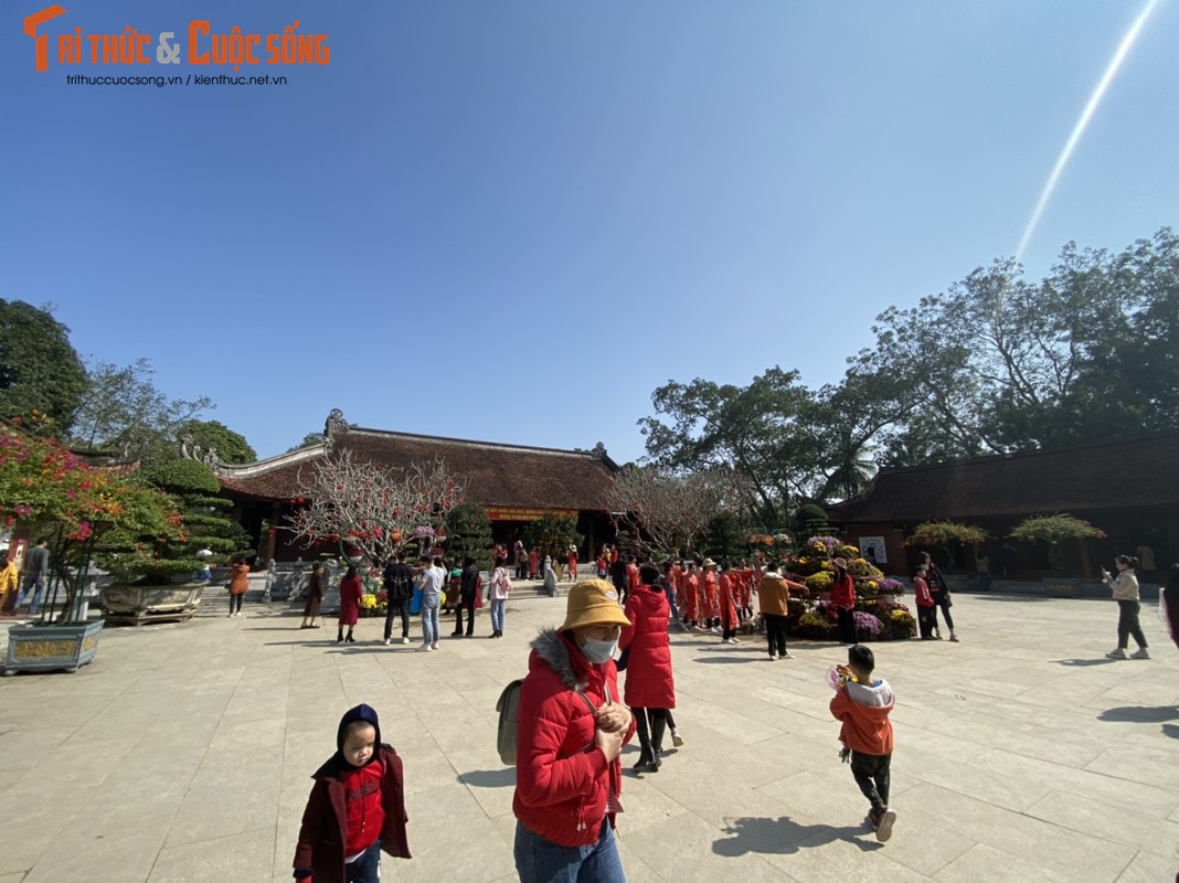 Tourists flock to visit the Bac street at the Kim Lien-Hinh-6 relic site