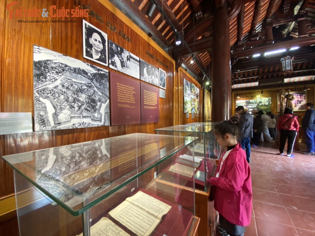 Tourists flocked to visit the Bac street at the Kim Lien-Hinh-7 relic site