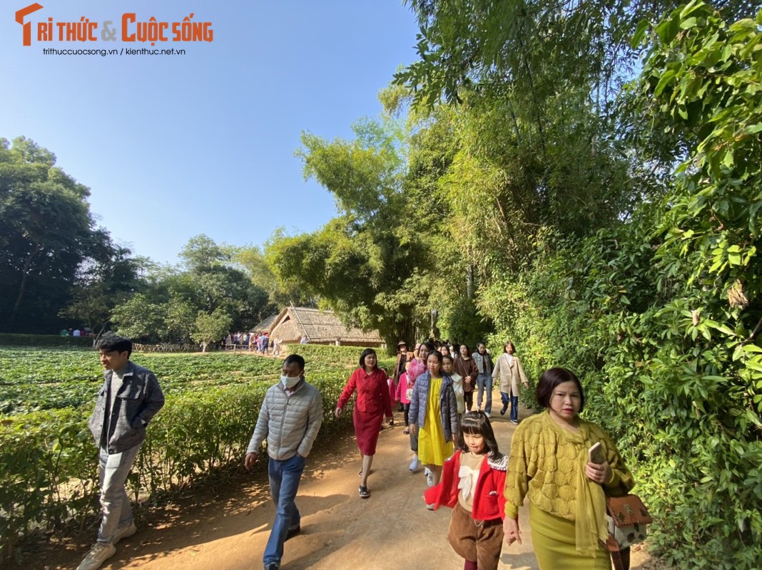 Tourists flocked to visit the Bac street at Kim Lien-Hinh-8 relic site