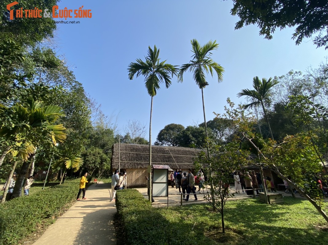 Tourists flocked to visit the Bac street at the Kim Lien-Hinh-9 relic site