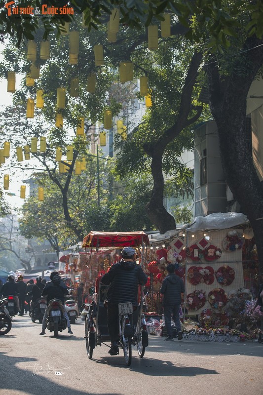 Ha Noi celebrates 30 Tet, light incense and chat tho-Hinh-10