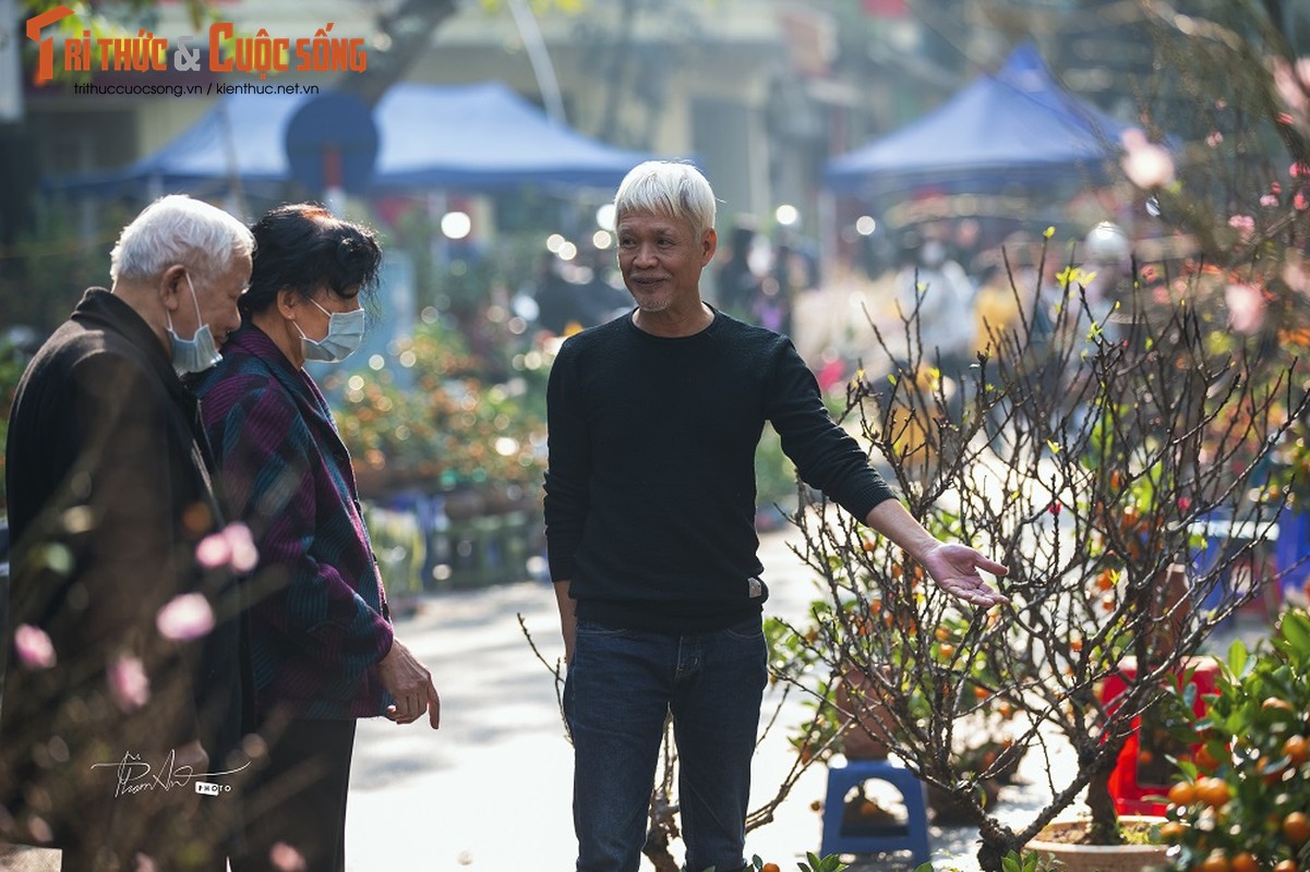 Ha Noi celebrates 30 Tet, light incense and chat tho-Hinh-3