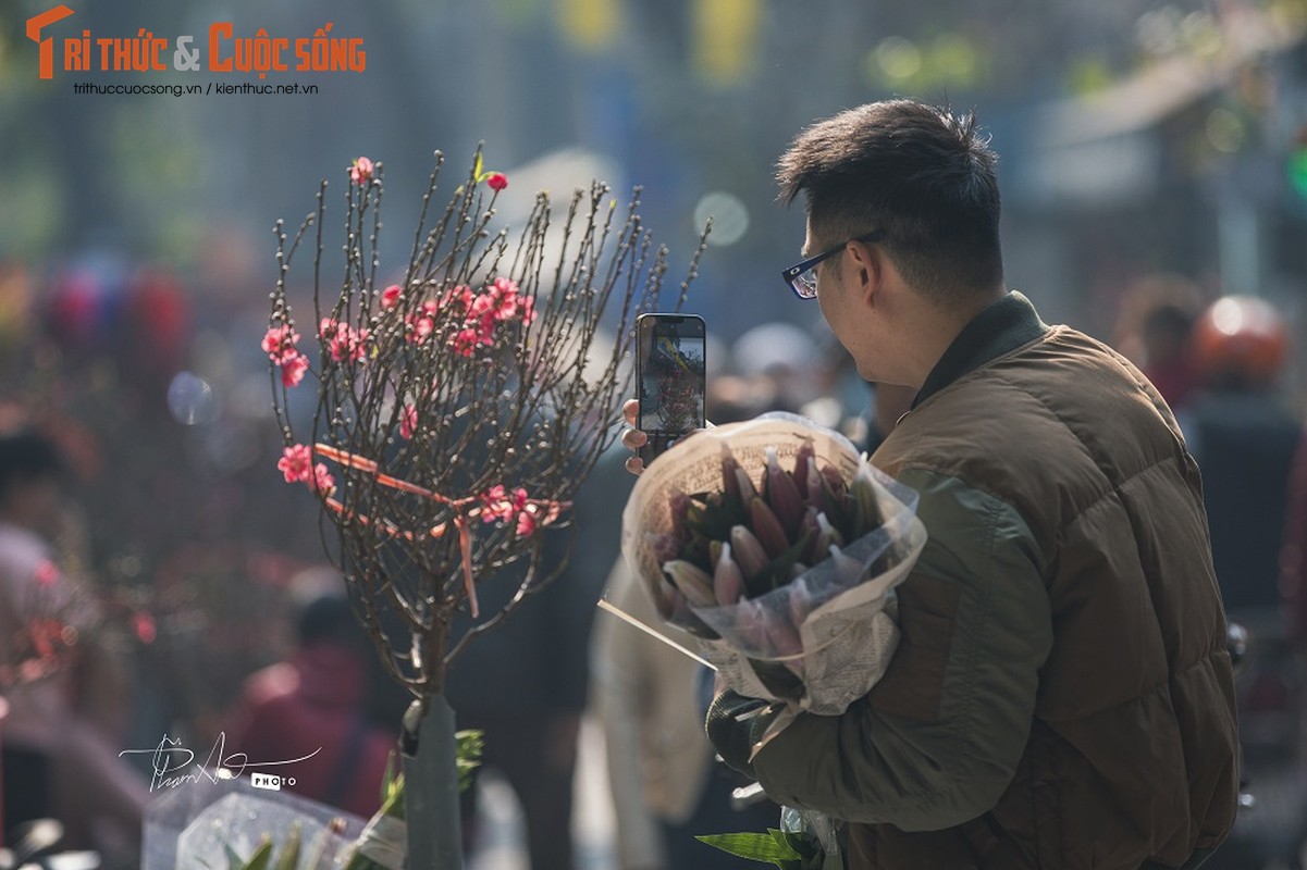 Ha Noi celebrates 30 Tet, light incense and chat tho-Hinh-6