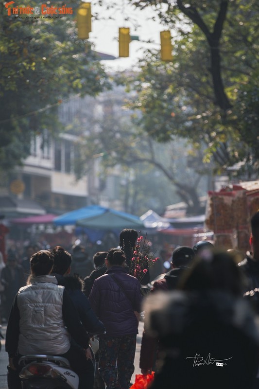 Ha Noi celebrates 30 Tet, light incense and chat tho-Hinh-9