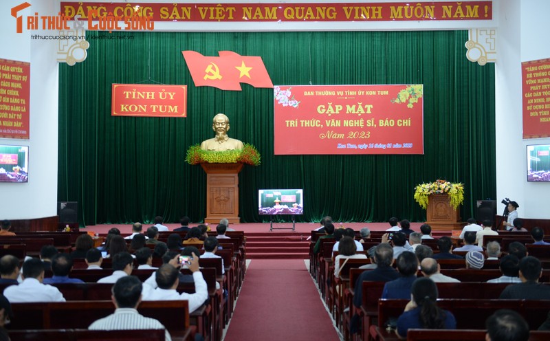 Kon Tum: Gap mat tri thuc, van nghe si, bao chi Xuan Quy Mao