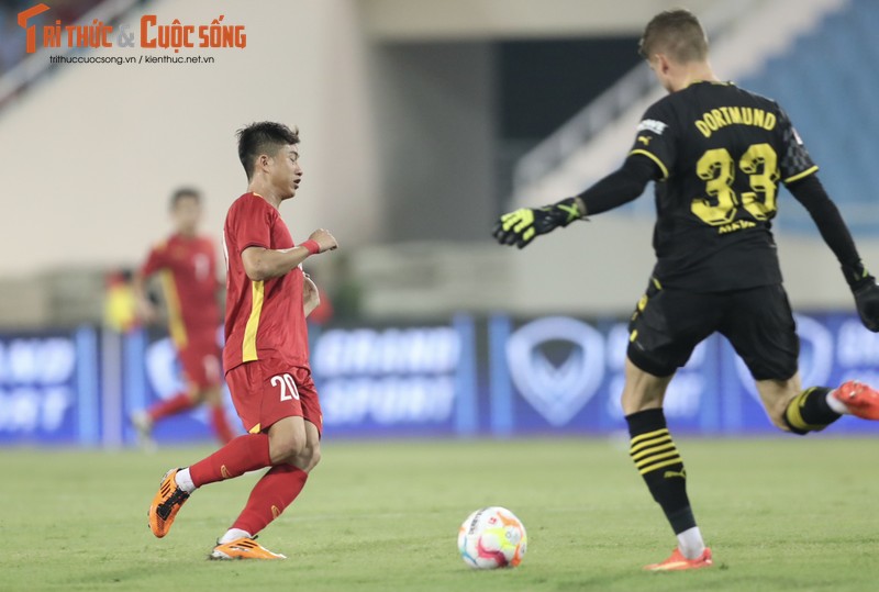 Viet Nam 2-1 Dortmund: Tien Linh, Tuan Hai thay nhau lap cong