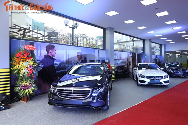 Soi showroom Mercedes-Benz triệu đô tại Hà Nội