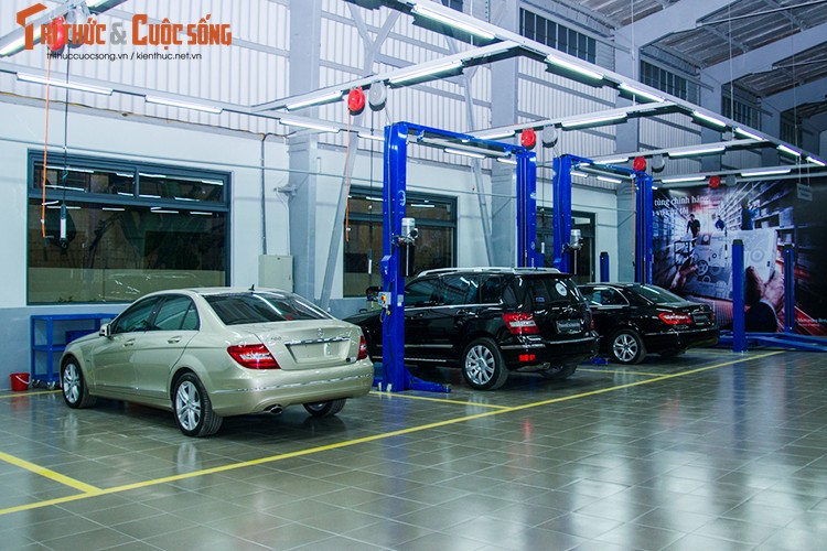 Soi showroom Mercedes-Benz triệu đô tại Hà Nội